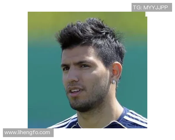 戴发套的韩国足球明星是谁？他的发型背后有哪些故事与意义